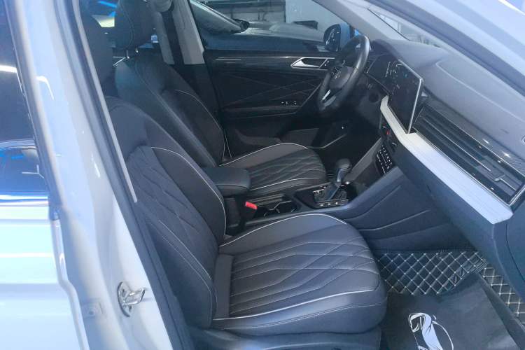 Used Volkswagen Tiguan L 2023 Restyled 330TSI Automatic Two-Wheel Drive R-Line Enhanced Comfort Version Right Front Seat
