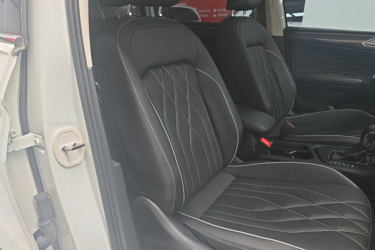 Used Volkswagen Tiguan L 2023 330TSI Automatic Two-Wheel Drive R-Line Enjoyment Edition Right Front Seat