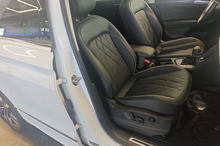 Used Volkswagen Tiguan L 2023 330TSI Automatic Two-Wheel Drive R-Line Enjoyment Edition Right Front Seat