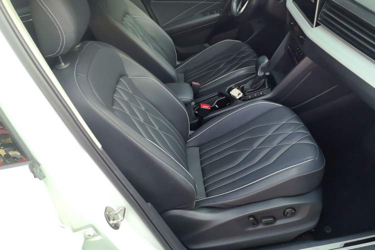 Used Volkswagen Tiguan L 2023 Facelifted 380TSI Automatic All-Wheel Drive R-Line Plus Version 7-Seater Right Front Seat