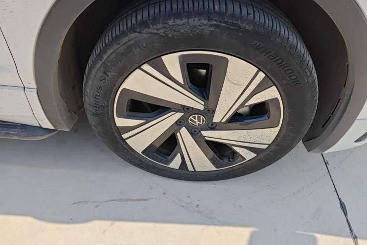 Used Volkswagen Tiguan L 2023 380TSI Automatic All-Wheel Drive R-Line Enhanced 7-Seater Right Front Wheel Hub