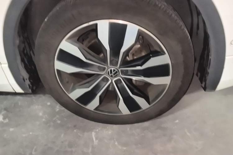 Used Volkswagen Tiguan L 2023 330TSI Automatic Two-Wheel Drive R-Line Enjoyment Edition Right Front Wheel Hub