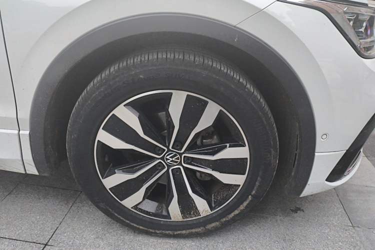 Used Volkswagen Tiguan L 2023 Restyled 330TSI Automatic Two-Wheel Drive R-Line Enhanced Comfort Version Right Front Wheel Hub