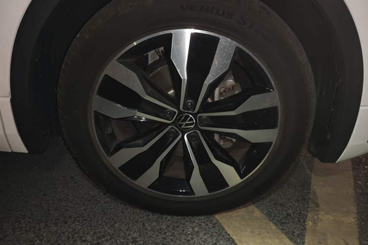Used Volkswagen Tiguan L 2023 330TSI Automatic Two-Wheel Drive R-Line Enjoyment Edition Right Front Wheel Hub