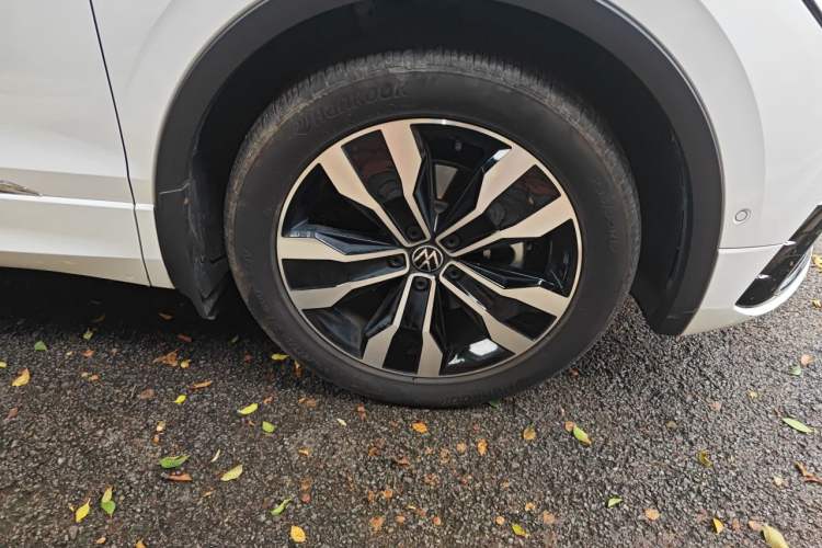 Used Volkswagen Tiguan L 2023 Restyled 330TSI Automatic Two-Wheel Drive R-Line Enhanced Comfort Version Right Front Wheel Hub