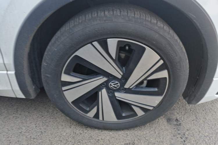 Used Volkswagen Tiguan L 2023 Facelifted 380TSI Automatic All-Wheel Drive R-Line Plus Version 7-Seater Right Front Wheel Hub