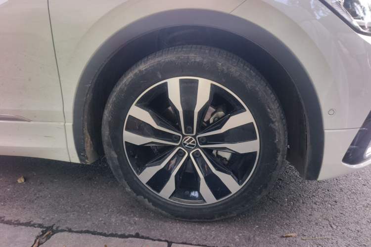 Used Volkswagen Tiguan L 2023 Restyled 330TSI Automatic Two-Wheel Drive R-Line Enhanced Comfort Version Right Front Wheel Hub