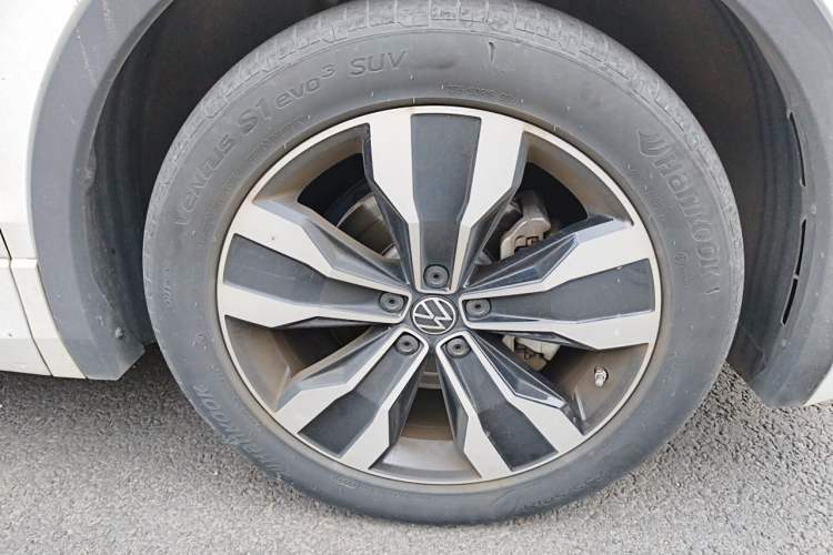 Used Volkswagen Tiguan L 2023 330TSI Automatic Two-Wheel Drive R-Line Flagship Edition Right Front Wheel Hub