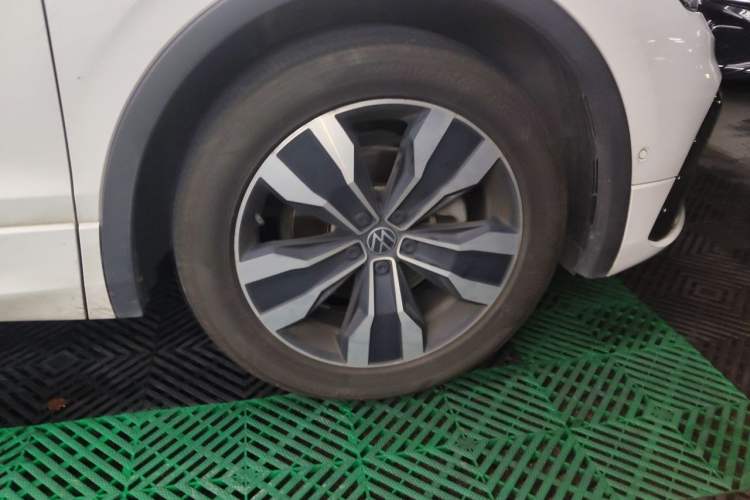 Used Volkswagen Tiguan L 2023 330TSI Automatic Two-Wheel Drive R-Line Enjoyment Edition Right Front Wheel Hub