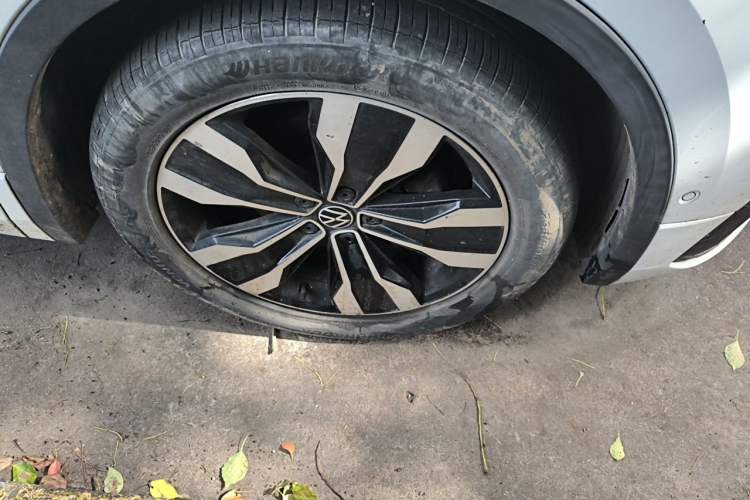 Used Volkswagen Tiguan L 2023 330TSI Automatic Two-Wheel Drive R-Line Enjoyment Edition Right Front Wheel Hub