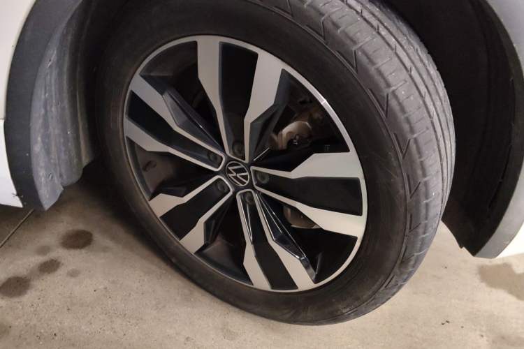 Used Volkswagen Tiguan L 2023 330TSI Automatic Two-Wheel Drive R-Line Enjoyment Edition Right Front Wheel Hub