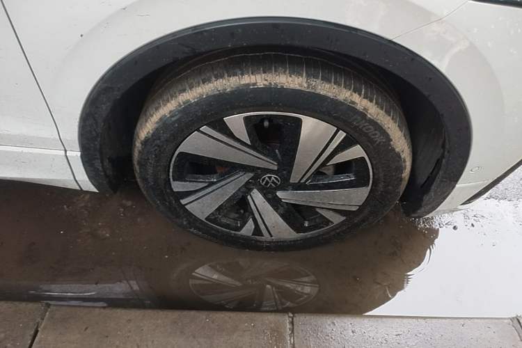 Used Volkswagen Tiguan L 2023 Facelifted 380TSI Automatic All-Wheel Drive R-Line Plus Version 7-Seater Right Front Wheel Hub
