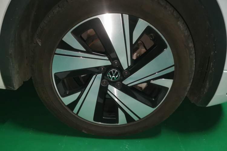 Used Volkswagen Tiguan L 2023 Restyled 330TSI Automatic Two-Wheel Drive R-Line Enhanced Comfort Version Right Front Wheel Hub