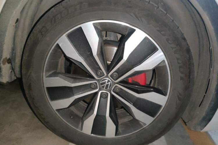 Used Volkswagen Tiguan L 2023 380TSI Automatic All-Wheel Drive R-Line Enhanced 7-Seater Right Front Wheel Hub
