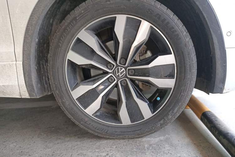 Used Volkswagen Tiguan L 2023 330TSI Automatic Two-Wheel Drive R-Line Flagship Edition Right Front Wheel Hub