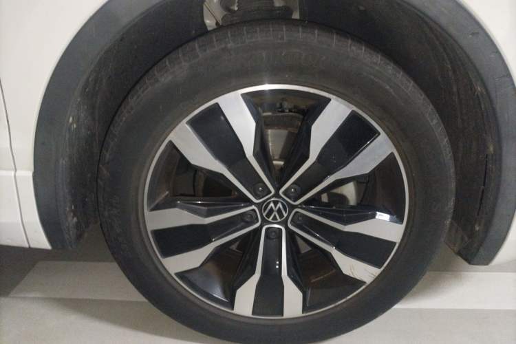 Used Volkswagen Tiguan L 2023 330TSI Automatic Two-Wheel Drive R-Line Enjoyment Edition Right Front Wheel Hub