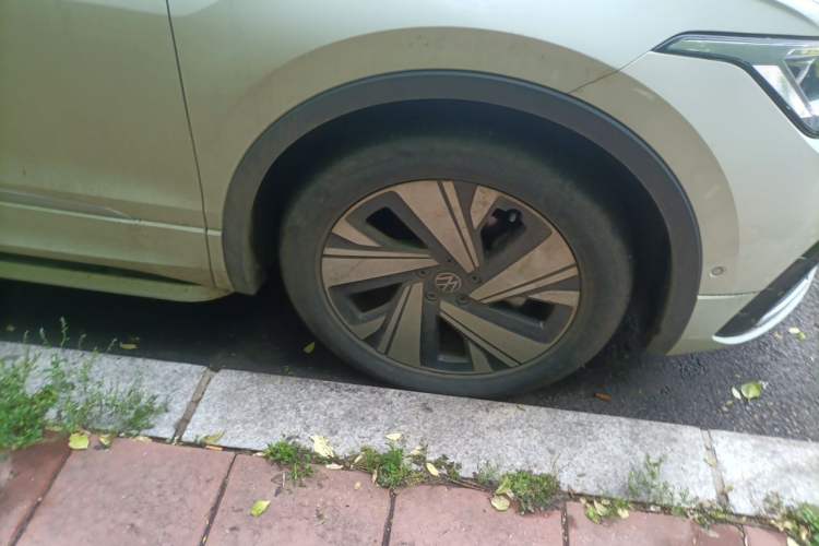 Used Volkswagen Tiguan L 2023 Restyled 330TSI Automatic Two-Wheel Drive R-Line Enhanced Comfort Version Right Front Wheel Hub