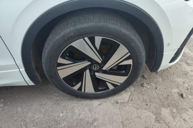 Used Volkswagen Tiguan L 2023 Restyled 330TSI Automatic Two-Wheel Drive R-Line Enhanced Comfort Version Right Front Wheel Hub