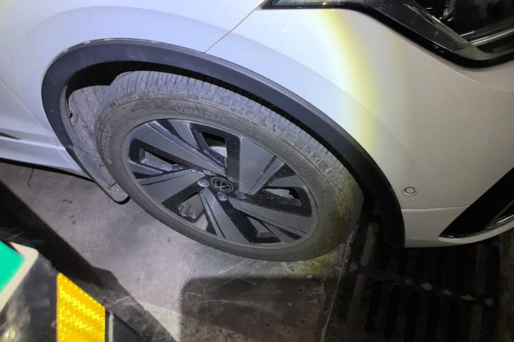 Used Volkswagen Tiguan L 2023 Restyled 330TSI Automatic Two-Wheel Drive R-Line Enhanced Comfort Version Right Front Wheel Hub