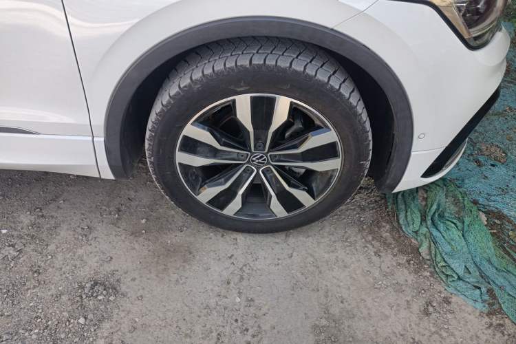Used Volkswagen Tiguan L 2023 380TSI Automatic All-Wheel Drive R-Line Enhanced 7-Seater Right Front Wheel Hub