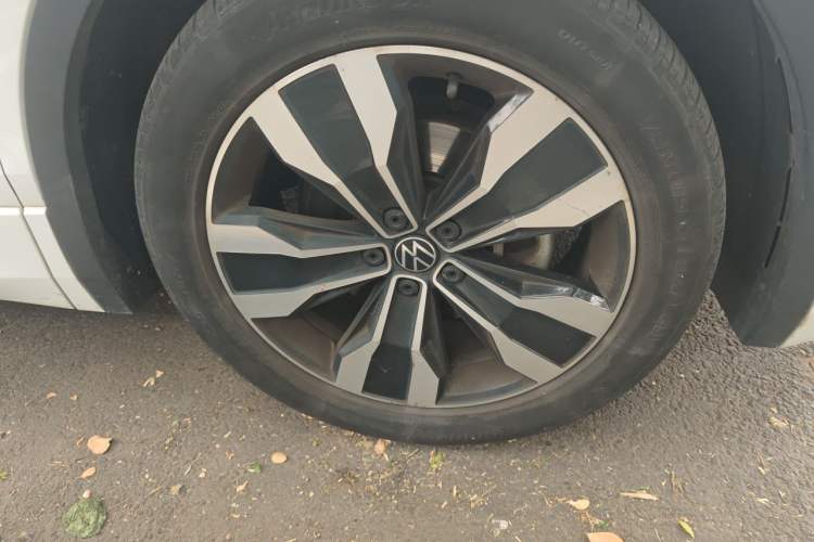 Used Volkswagen Tiguan L 2023 330TSI Automatic Two-Wheel Drive R-Line Enjoyment Edition Right Front Wheel Hub