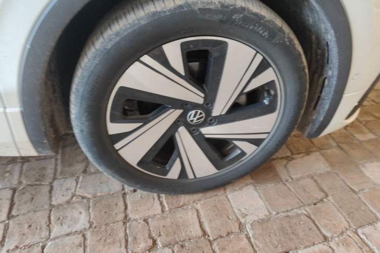 Used Volkswagen Tiguan L 2023 Restyled 330TSI Automatic Two-Wheel Drive R-Line Enhanced Comfort Version Right Front Wheel Hub