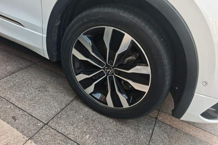 Used Volkswagen Tiguan L 2023 330TSI Automatic Two-Wheel Drive R-Line Enjoyment Edition Right Front Wheel Hub