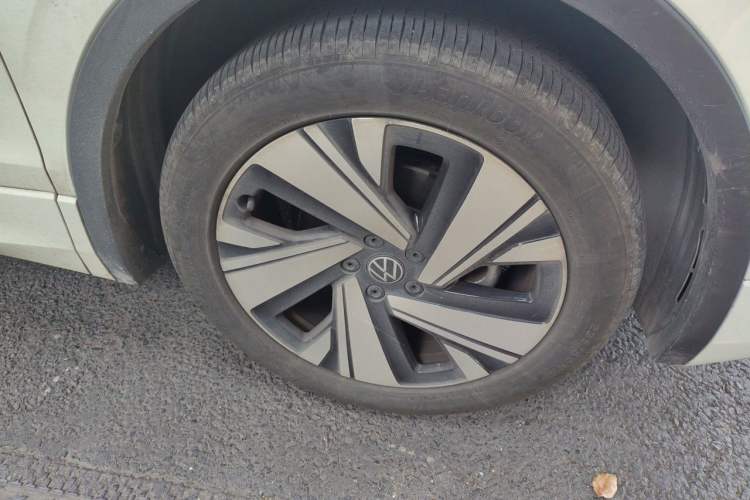 Used Volkswagen Tiguan L 2023 Facelifted 380TSI Automatic All-Wheel Drive R-Line Plus Version 7-Seater Right Front Wheel Hub