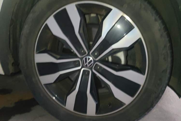 Used Volkswagen Tiguan L 2023 330TSI Automatic Two-Wheel Drive R-Line Flagship Edition Right Front Wheel Hub