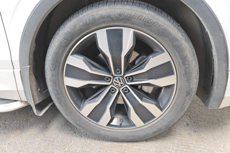Used Volkswagen Tiguan L 2023 330TSI Automatic Two-Wheel Drive R-Line Enjoyment Edition Right Front Wheel Hub