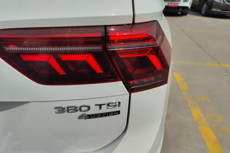 Used Volkswagen Tiguan L 2023 Facelifted 380TSI Automatic All-Wheel Drive R-Line Plus Version 7-Seater Right Rear Taillight