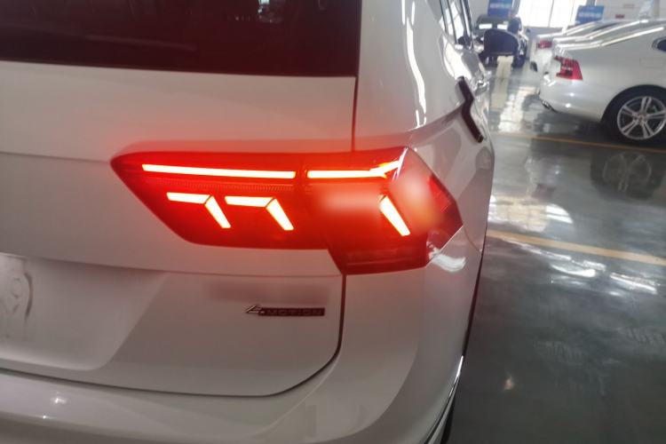 Used Volkswagen Tiguan L 2023 Facelifted 380TSI Automatic All-Wheel Drive R-Line Plus Version 7-Seater Right Rear Taillight