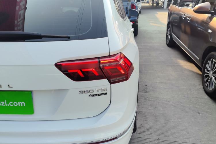 Used Volkswagen Tiguan L 2023 Facelifted 380TSI Automatic All-Wheel Drive R-Line Plus Version 7-Seater Right Rear Taillight