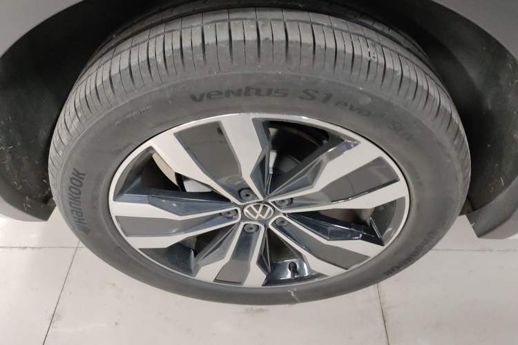 Used Volkswagen Tiguan L 2023 330TSI Automatic Two-Wheel Drive R-Line Enjoyment Edition Right Rear Wheel Hub