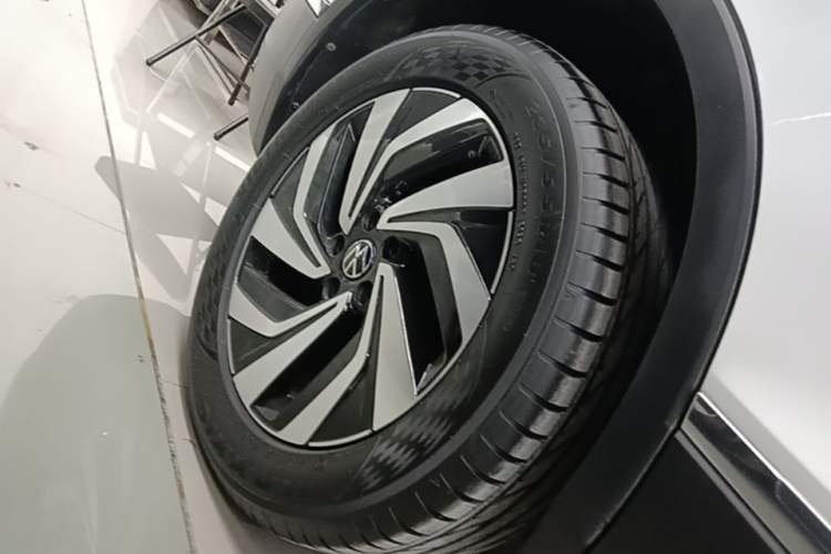 Used Volkswagen Tiguan L 2023 Revised Version 330TSI Automatic Two-Wheel Drive Smart Enjoyment Edition Right Rear Wheel Hub