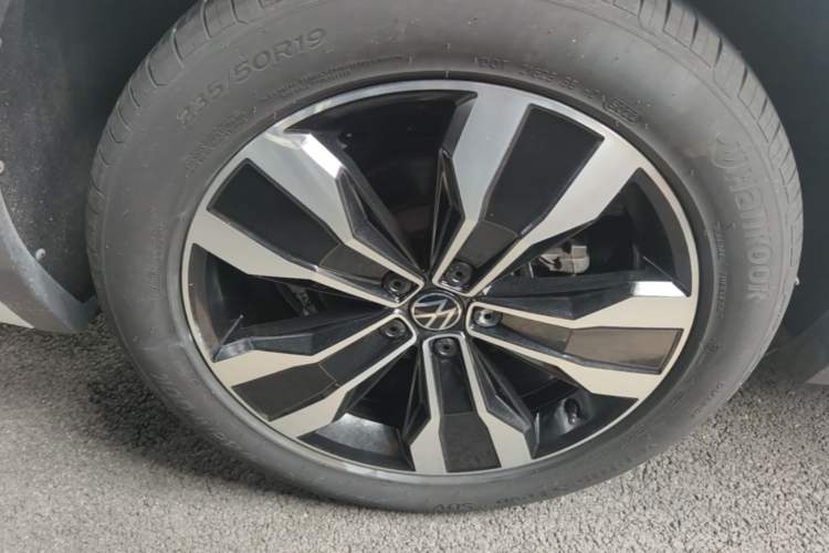 Used Volkswagen Tiguan L 2023 Restyled 330TSI Automatic Two-Wheel Drive R-Line Enhanced Comfort Version Right Rear Wheel Hub