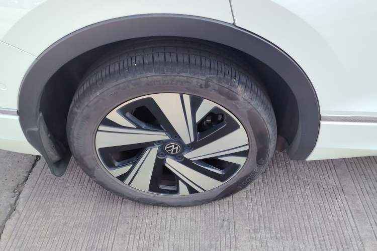 Used Volkswagen Tiguan L 2023 Facelifted 380TSI Automatic All-Wheel Drive R-Line Plus Version 7-Seater Right Rear Wheel Hub