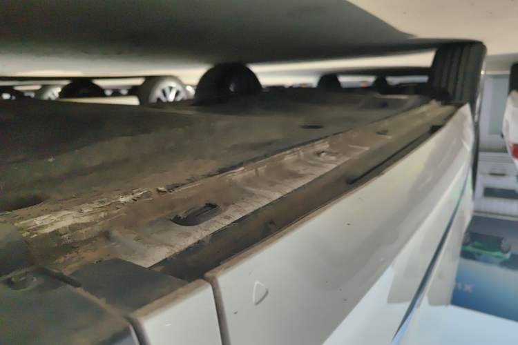 Used Volkswagen Tiguan L 2023 Facelifted 380TSI Automatic All-Wheel Drive R-Line Plus Version 7-Seater Right Side Sill