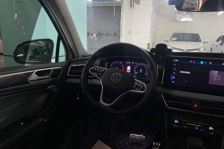 Used Volkswagen Tiguan L 2023 Facelift 380TSI Automatic All-Wheel Drive R-Line Flagship 7-Seater Steering Wheel