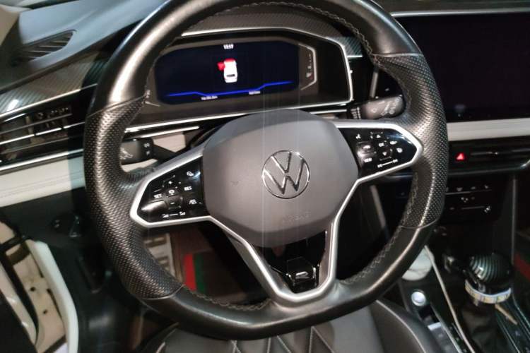 Used Volkswagen Tiguan L 2023 380TSI Automatic All-Wheel Drive R-Line Enhanced 7-Seater Steering Wheel
