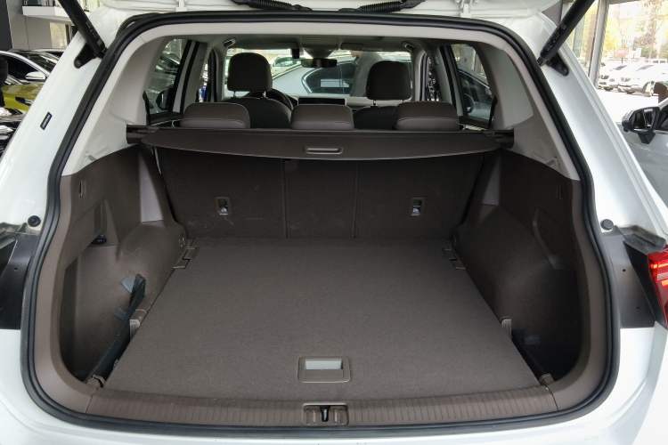 Used Volkswagen Tiguan L 2023 330TSI Automatic Two-Wheel Drive R-Line Enjoyment Edition Trunk