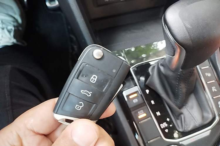 Used Volkswagen Tiguan L 2023 Facelifted 380TSI Automatic All-Wheel Drive R-Line Plus Version 7-Seater Vehicle Key