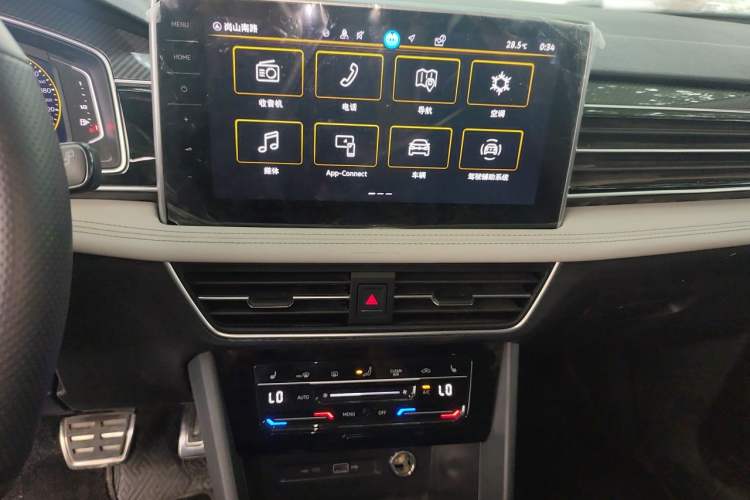 Used Volkswagen Tiguan L 2024 Outstanding Model 330TSI Automatic Two-Wheel Drive R-Line Dragon Glory Edition Audio And AC Panel