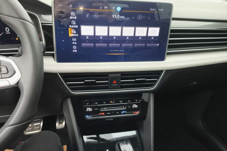Used Volkswagen Tiguan L 2024 Outstanding Model 330TSI Automatic Two-Wheel Drive R-Line Dragon Glory Edition Audio And AC Panel