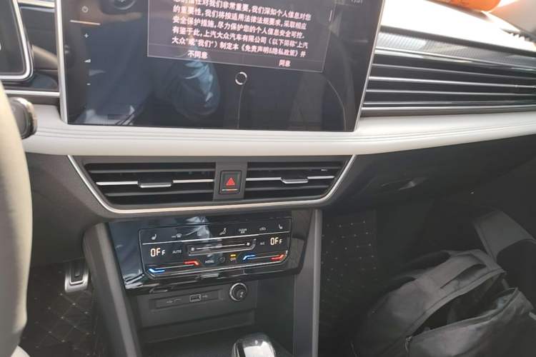 Used Volkswagen Tiguan L 2024 Outstanding Model 330TSI Automatic Two-Wheel Drive R-Line Dragon Glory Edition Audio And AC Panel
