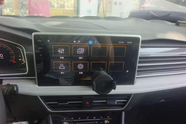 Used Volkswagen Tiguan L 2024 Outstanding Model 330TSI Automatic Two-Wheel Drive R-Line Dragon Glory Edition Audio And AC Panel