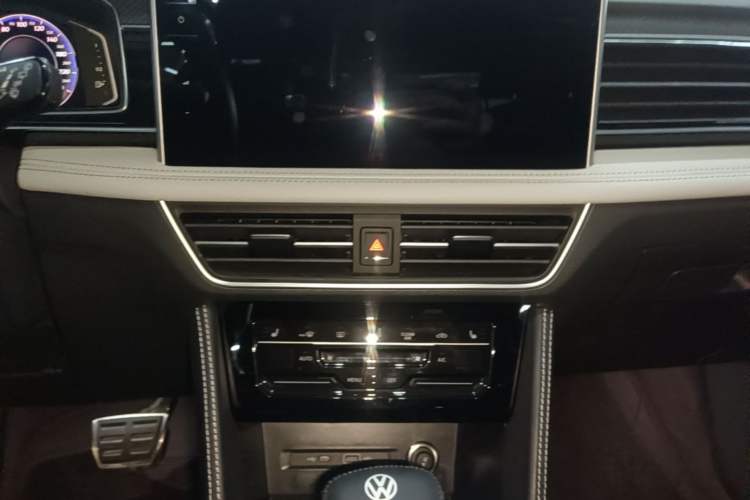 Used Volkswagen Tiguan L 2024 330TSI Automatic Two-Wheel Drive R-Line Enhanced Edition Audio And AC Panel