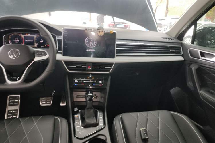 Used Volkswagen Tiguan L 2024 330TSI Automatic Two-Wheel Drive R-Line Enhanced Edition Audio And AC Panel