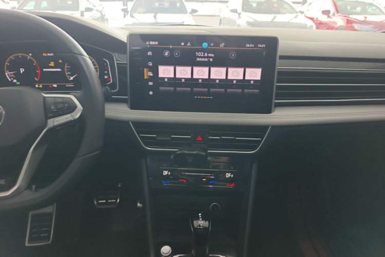 Used Volkswagen Tiguan L 2024 Outstanding Model 330TSI Automatic Two-Wheel Drive R-Line Dragon Glory Edition Audio And AC Panel