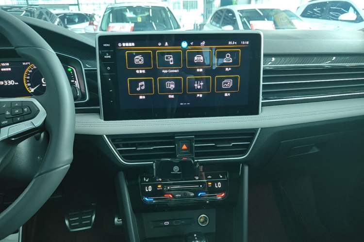 Used Volkswagen Tiguan L 2024 Outstanding Model 330TSI Automatic Two-Wheel Drive R-Line Dragon Glory Edition Audio And AC Panel